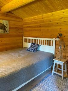 En eller flere senge i et værelse på Log Cabin On Beautiful Natural Grounds In Hornbæk