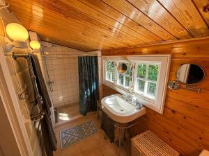 Et badeværelse på Log Cabin On Beautiful Natural Grounds In Hornbæk + 17 billeder