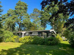 En have udenfor Log Cabin On Beautiful Natural Grounds In Hornbæk