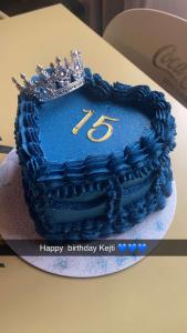 Un pastel de cumpleaños azul sobre una mesa en Razem Lendina e Qete, en Razëm