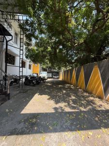 蓬蒂切里Ravi Krishna Inn的一条有围栏的街道,毗邻一座建筑