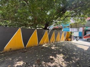 蓬蒂切里Ravi Krishna Inn的街道边上的黄黑相间的栅栏 更多14张照片