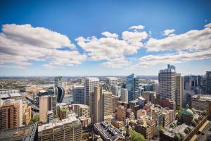 una vista aérea de una ciudad con edificios altos en Meriton Suites Pitt Street, Sydney, en Sídney