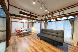 ein Wohnzimmer mit Sofa und Tisch in der Unterkunft いっぷく in Yokosuka