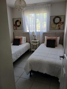 a bedroom with two beds and a window at Cozy House! San Miguel in San Miguel