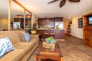 Χώρος καθιστικού στο Kaleialoha 409 · KA 409 OceanFront 1BD Condo w Ocean Views Pool