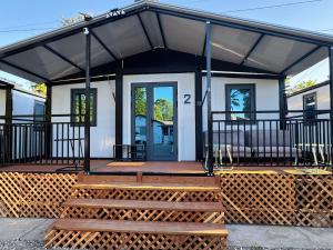 En balkon eller terrasse på Cool Modern Container House