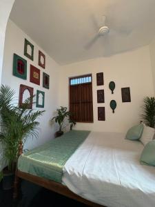 Ένα ή περισσότερα κρεβάτια σε δωμάτιο στο Yali Auroville Homestay