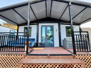 En balkon eller terrasse på Cool Modern Container House + 4 billeder