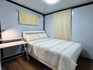 En eller flere senge i et værelse på Cool Modern Container House