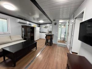 Køkken eller tekøkken på Cool Modern Container House