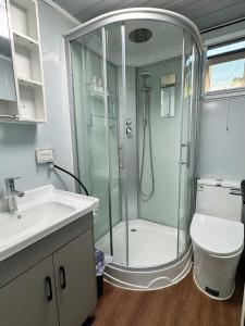 Et badeværelse på Cool Modern Container House