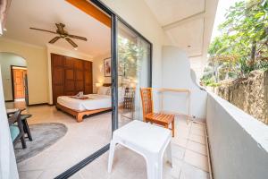 a room with a bed and a window at View Talay Longstay in Jomtien Beach +20 photos