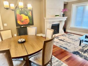 Posezení v ubytování iResidence in Toronto - Unique Mansion - Fantastic Views with Breakfast + 38 fotografií