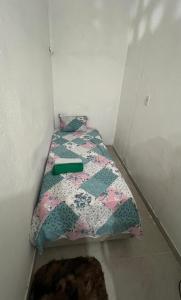 een klein bed in een hoek van een kamer bij Kitnet Dream House 3 in Bayeux