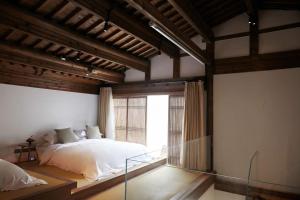 Ένα ή περισσότερα κρεβάτια σε δωμάτιο στο Fanchenjia Neo-Song Style Luxury Designer B&B