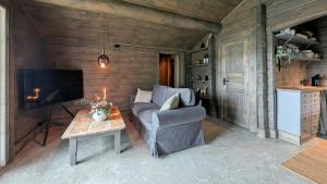 TV a/nebo společenská místnost v ubytování Renovated Cottage With Sea Views In Kjeldebotn