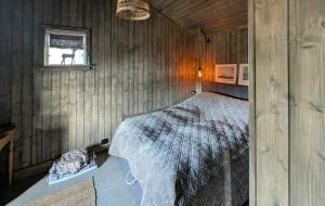 Postel nebo postele na pokoji v ubytování Renovated Cottage With Sea Views In Kjeldebotn