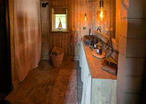 Kuchyň nebo kuchyňský kout v ubytování Renovated Cottage With Sea Views In Kjeldebotn + 29 fotografií