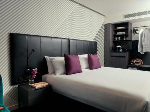 Postel nebo postele na pokoji v ubytování Movenpick Hotel Melbourne On Spencer