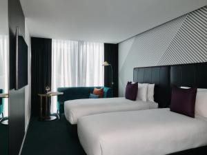 Postel nebo postele na pokoji v ubytování Movenpick Hotel Melbourne On Spencer