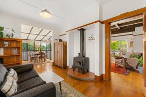 Χώρος καθιστικού στο Cabbage Tree Cottage +8 φωτογραφίες