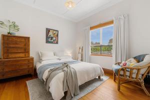 Ένα ή περισσότερα κρεβάτια σε δωμάτιο στο Cabbage Tree Cottage