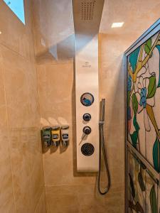 Un baño con ducha con puerta de cristal. en Departamento en Centro Histórico, en Cuenca 56 fotos más