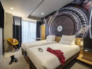 Ένα ή περισσότερα κρεβάτια σε δωμάτιο στο Novotel Paris 20 Belleville