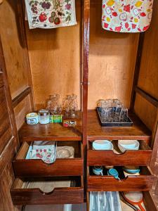 una habitación con estantes de madera con platos y vasos en Departamento en Centro Histórico, en Cuenca