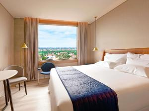 Postel nebo postele na pokoji v ubytování Novotel Santa Cruz De La Sierra