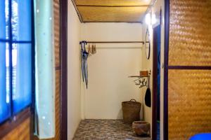 Ban Pha Saeng LangにあるBansuanphutarnの傘付きシャワー付きのバスルーム +187枚の写真