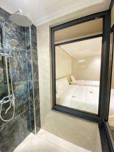 Ένα μπάνιο στο Dong Xuan Boutique Hotel