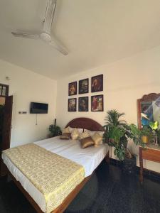 a bedroom with a large bed in a room at Yali Homestay in Kuilapayam