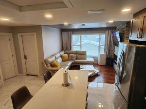 TV a/nebo společenská místnost v ubytování Modern Family Home with guest heat garage, Pet-Friendly!- NO BASEMENT