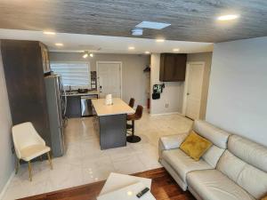 Kuchyň nebo kuchyňský kout v ubytování Modern Family Home with guest heat garage, Pet-Friendly!- NO BASEMENT