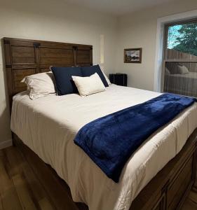 een groot bed met een blauwe deken erop bij Tucker Creek Oasis in Conway +37 foto's