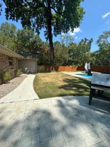 een achtertuin met een picknicktafel en een boom bij Tucker Creek Oasis in Conway