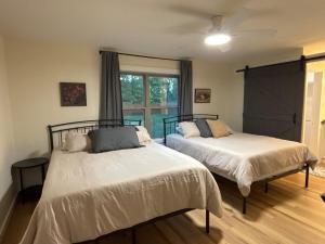 een slaapkamer met twee bedden en een raam bij Tucker Creek Oasis in Conway