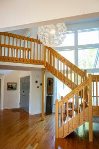 グロスターにあるLuxury Vacation Accommodation in the Coastal Town of Gloucester, Massachusettsのリビングルーム(木製の階段、シャンデリア付)