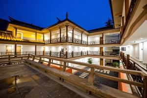 un gran edificio con patio por la noche en Zhangjiajie Tianchong Yunhai Hotel, en Zhangjiajie