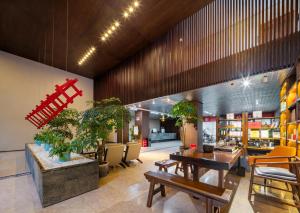 ein Restaurant mit Tischen und Stühlen in einem Raum in der Unterkunft Zhangjiajie Tianchong Yunhai Hotel-The hotel is about 700 meters away from the east gate of Zhangjiajie National Forest Park local specialty breakfast AttractionTickets Serivce in advance English butler service in Zhangjiajie