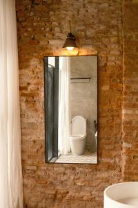 Ένα μπάνιο στο Playce Hotel