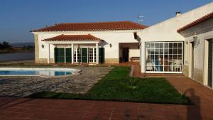 dom z basenem przed nim w obiekcie Casa do Cabeço w mieście Benedita