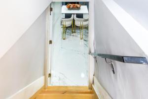 Un pasillo con una mesa y sillas en una habitación. en The Hideaway Suite, en Bellerose Terrace