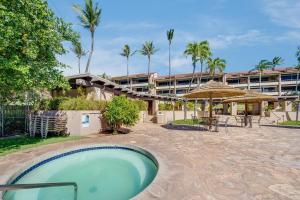 een zwembad voor een gebouw met een resort bij Kaanapali Royal H101 · KRL H101 Remodel 2BD Condo Pool Kaanapali in Kaanapali