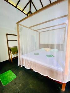 Cama en habitación con pared de cristal en Talalla Wonder View, en Talalla South 96 fotos más