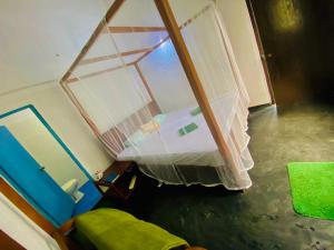 Una pequeña habitación con una cama y una ventana. en Talalla Wonder View, en Talalla South