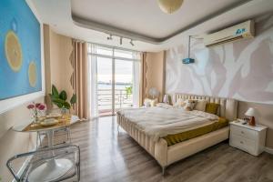 een slaapkamer met een bed, een tafel en een raam bij Aimee House Vũ Miên in Hanoi