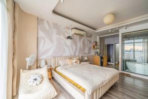 een slaapkamer met een bed en een bad. bij Aimee House Vũ Miên in Hanoi